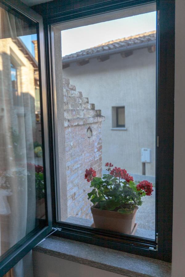 Al Centro Del Borgo Appartement Guarene Buitenkant foto