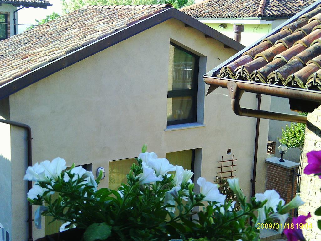Al Centro Del Borgo Appartement Guarene Buitenkant foto